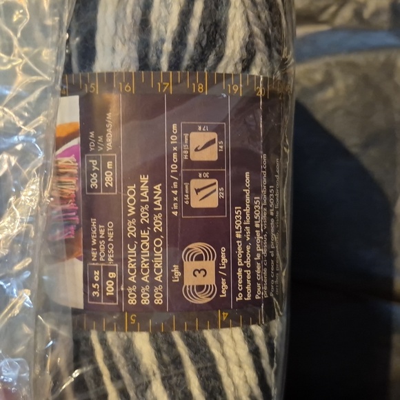 Lion Brand Color Waves ▪︎Newsprint▪︎3.5oz.▪︎x9 Skeins - Picture 5 of 6